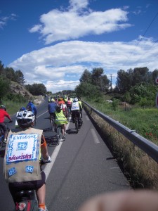 Le cortège dur la RD 17 entre Prades le Lez et Clapiers