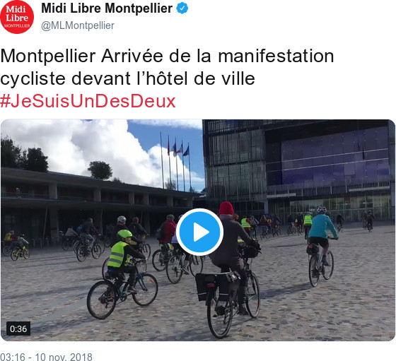 Midi Libre Montpellier - @MLMontpellier - Montpellier Arrivée de la manifestation cycliste devant l'hôtel de ville #JeSuisUnDesDeux