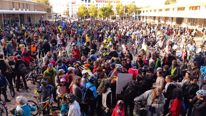 3000 vélos sur le parvis de la mairie