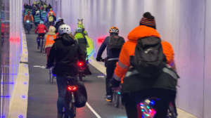 Beaucoup de cyclistes dans la galerie cycliste sous la Comédie à Montpellier