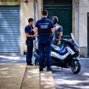 Police verbalise un scooter