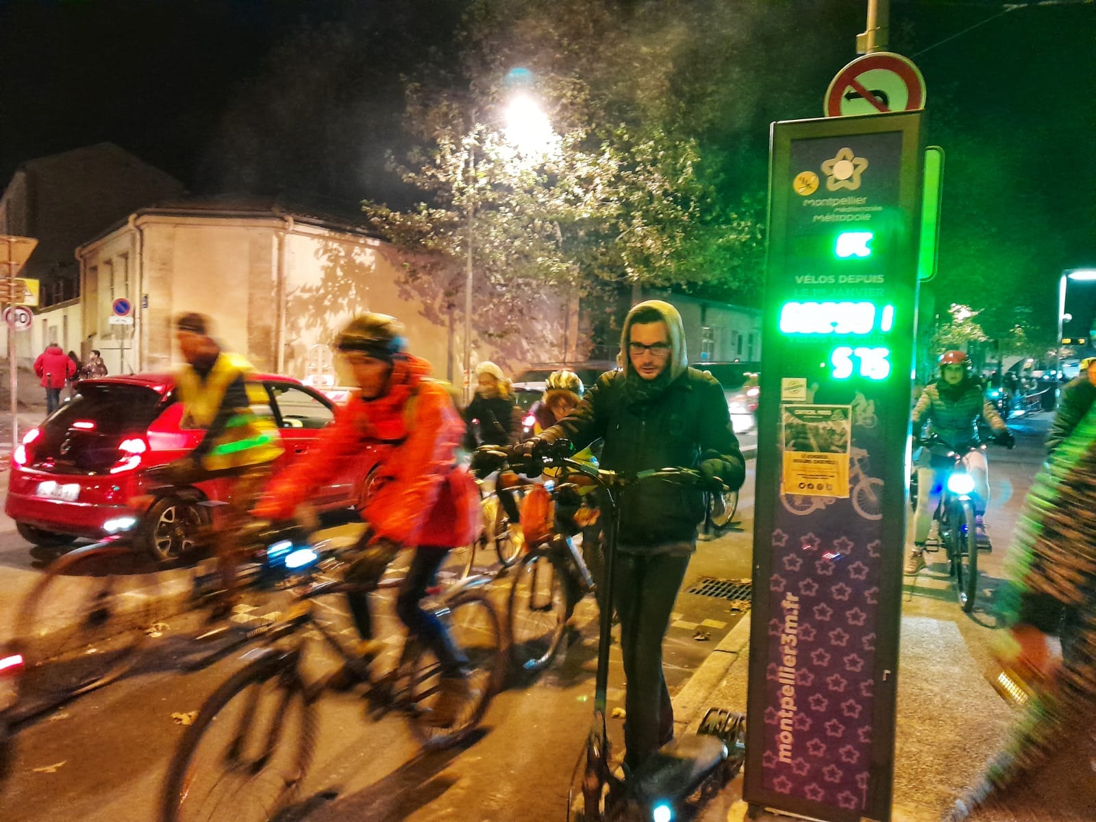 Vélos passant près du totem Albert 1er